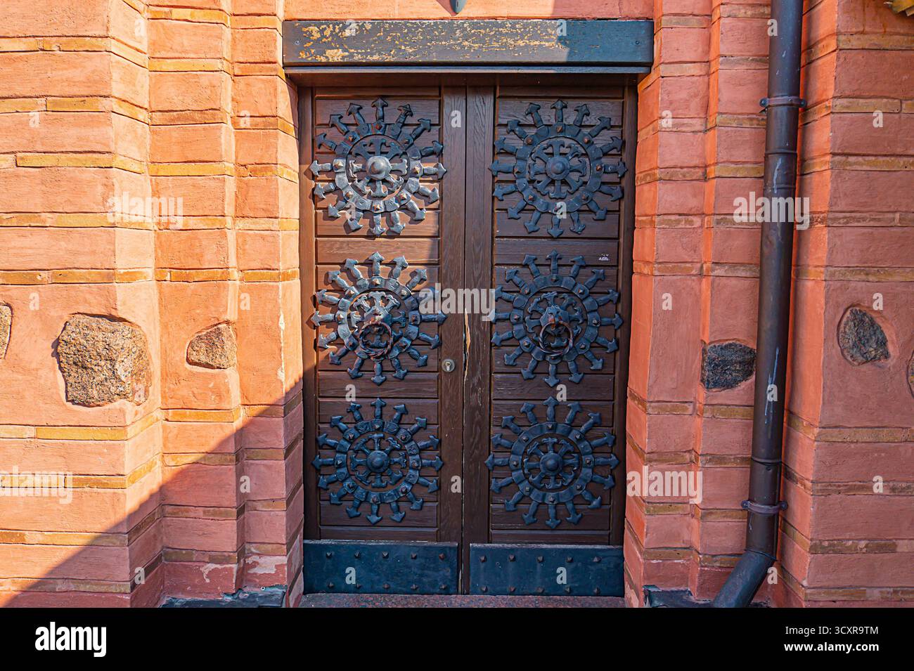 Image d'une porte historique ornée dans un bâtiment prestigieux, avec des métaux complexes les couleurs et les matériaux riches suggèrent luxe et grandeur Banque D'Images