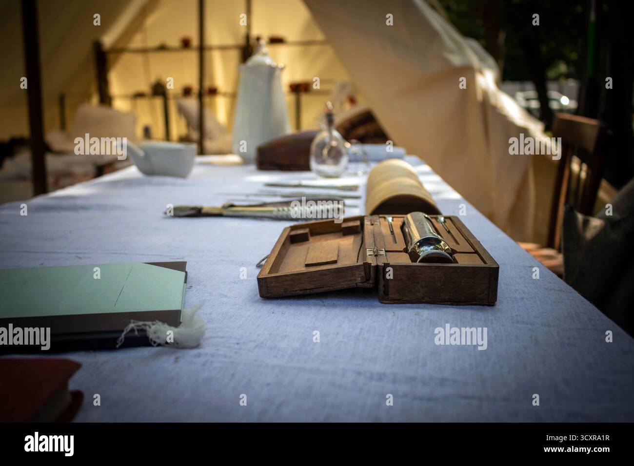 Une composition de nature morte représentant des outils d'écriture antiques sur une nappe de lin dans un cadre historique avec fond de tente Banque D'Images