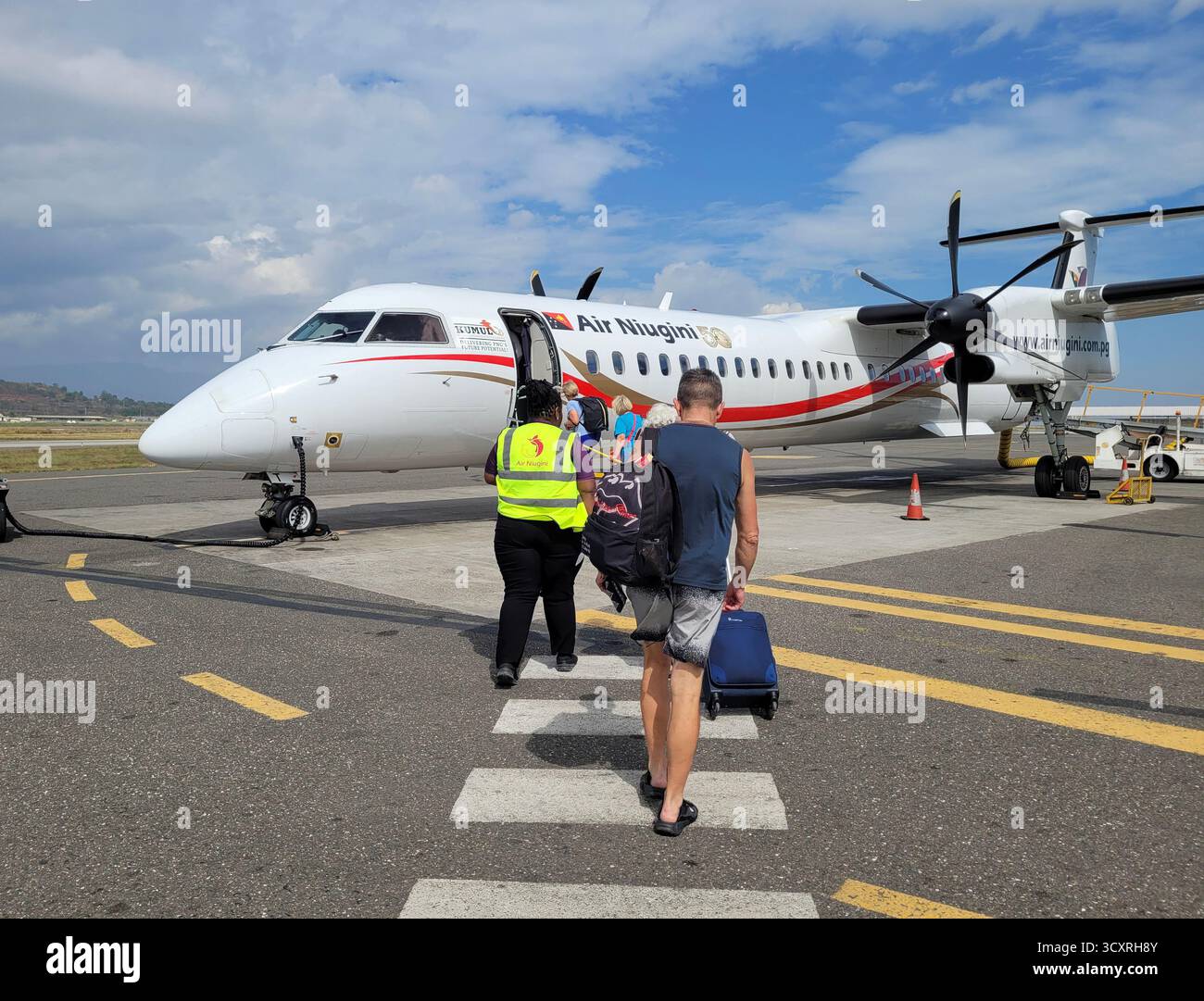 Passagers embarquant sur un vol Air Niugini à l'aéroport de Port Moresby, Papouasie-Nouvelle-Guinée, PNG Banque D'Images