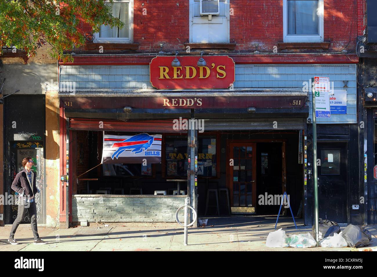 REDD's Tavern, 511 Grand St, Brooklyn, New York, NYC vitrine d'un bar de plongée à Williamsburg. Banque D'Images