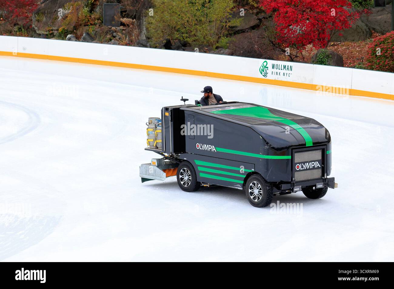 Machine de resurfaçage Olympia Millennium H Ice/zamboni sur la patinoire Wollman Rink à Central Park, New York. Banque D'Images