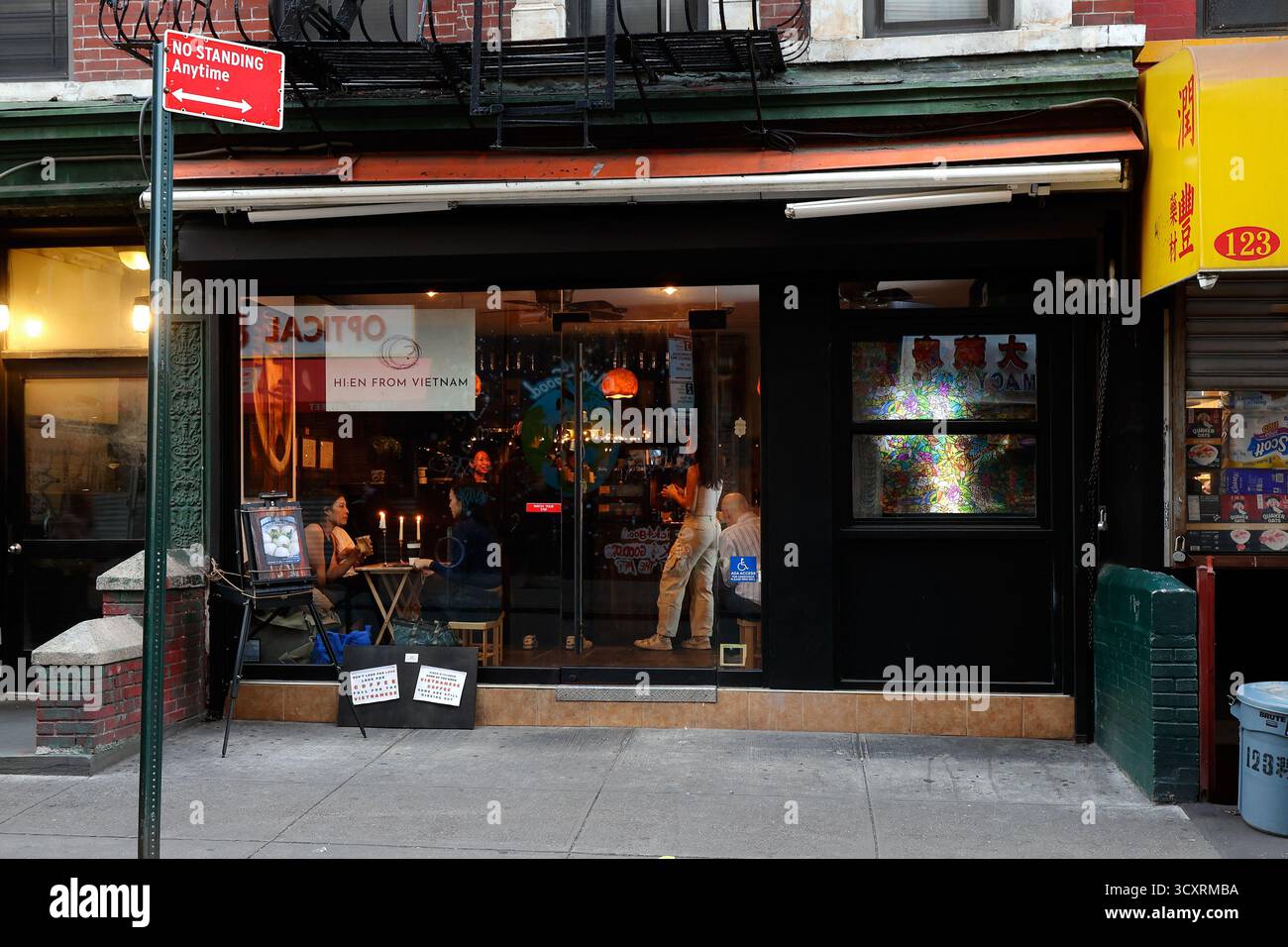 Hi:en du Vietnam, 121 Mott St, New York, NYC Storefront d'un café d'art vietnamien dans Manhattan Chinatown. Banque D'Images