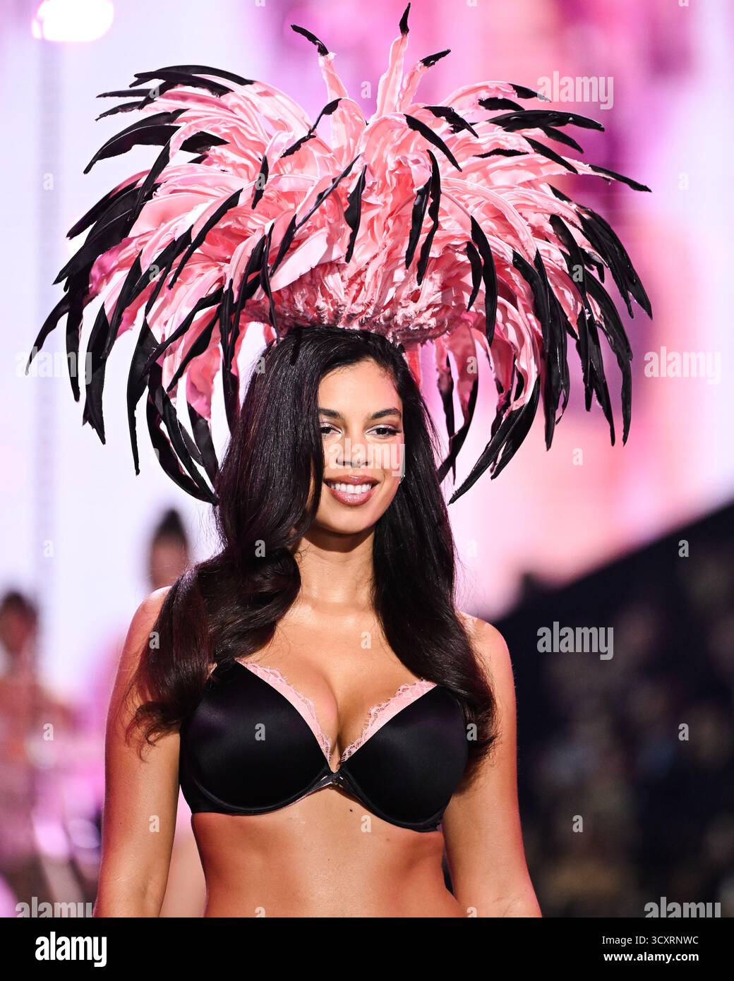 New York, États-Unis. 15 octobre 2025. Mannequins marchant sur la piste lors du défilé Victoria's secret Fashion 2025 qui s'est tenu aux Steiner Studios à New York, NY, le 15 octobre 2025. (Photo par Anthony Behar/Sipa USA) crédit : Sipa US/Alamy Live News Banque D'Images