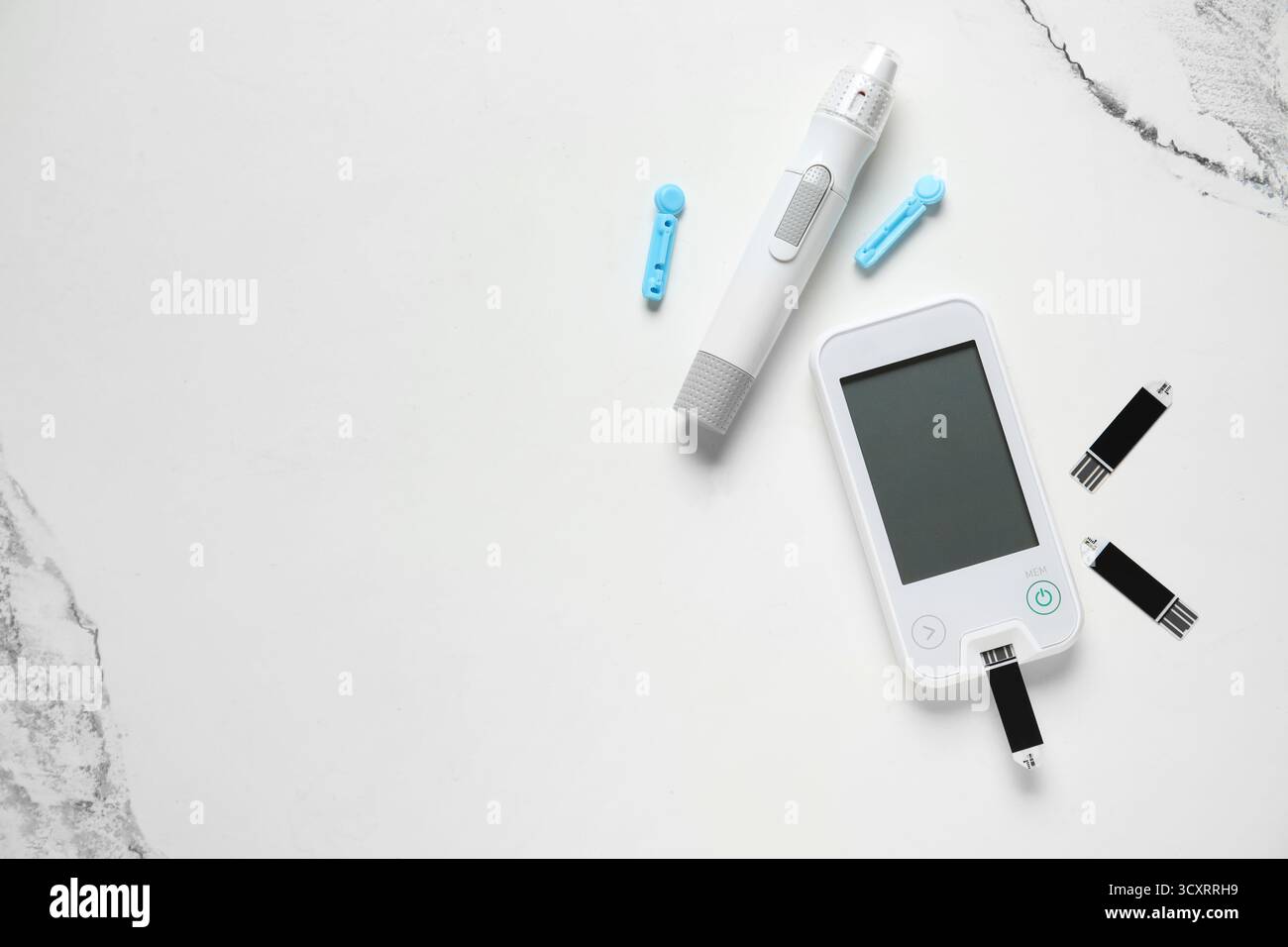 Glucomètre avec stylo lancette et bandelettes de test sur fond de marbre Banque D'Images