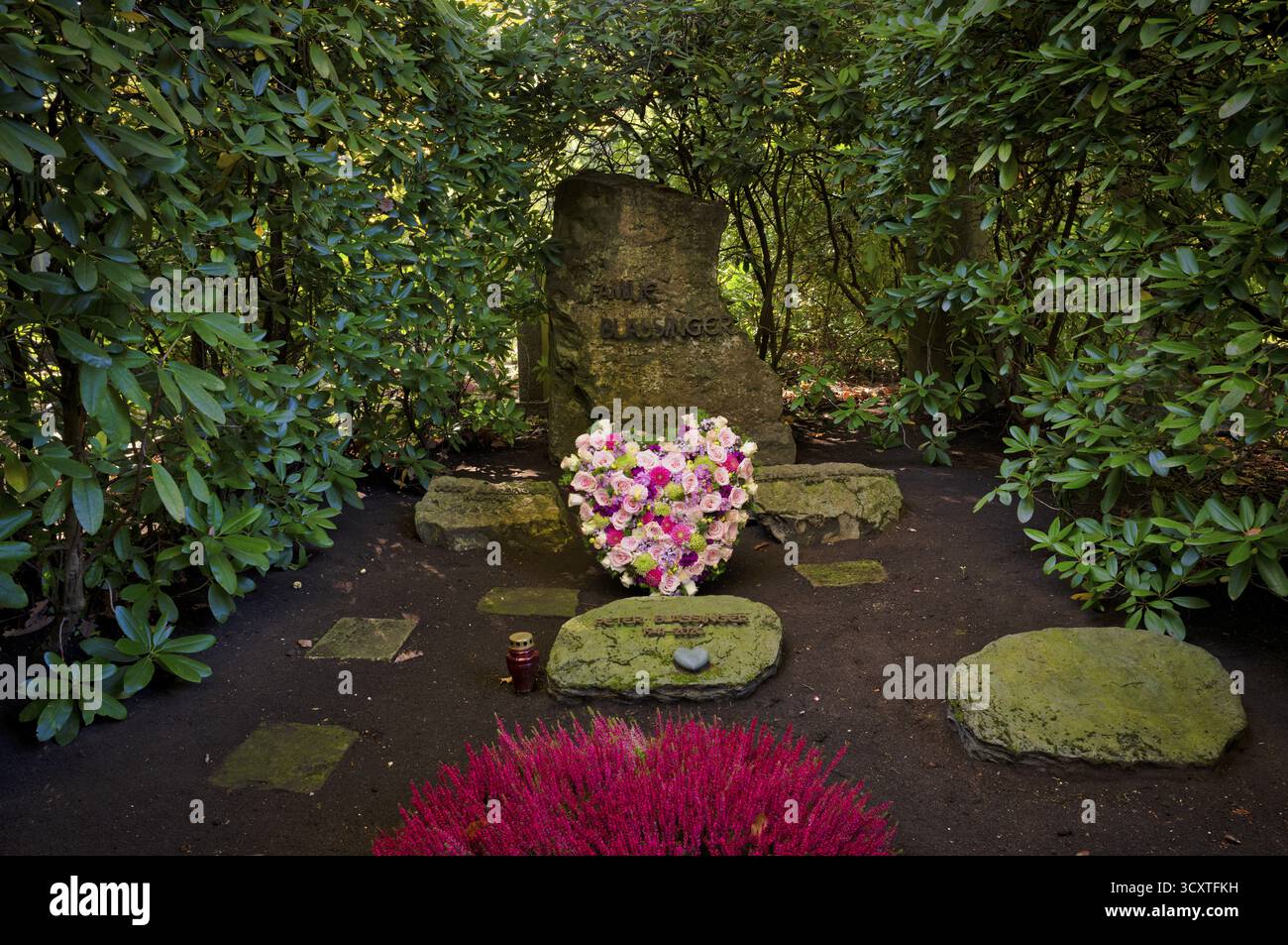 Tombe, pierre tombale, tombe de la famille Blaessinger, arrangement de fleurs, coeur de fleurs, coeur de fleurs, cimetière forestier, automne, automne, Stuttga Banque D'Images