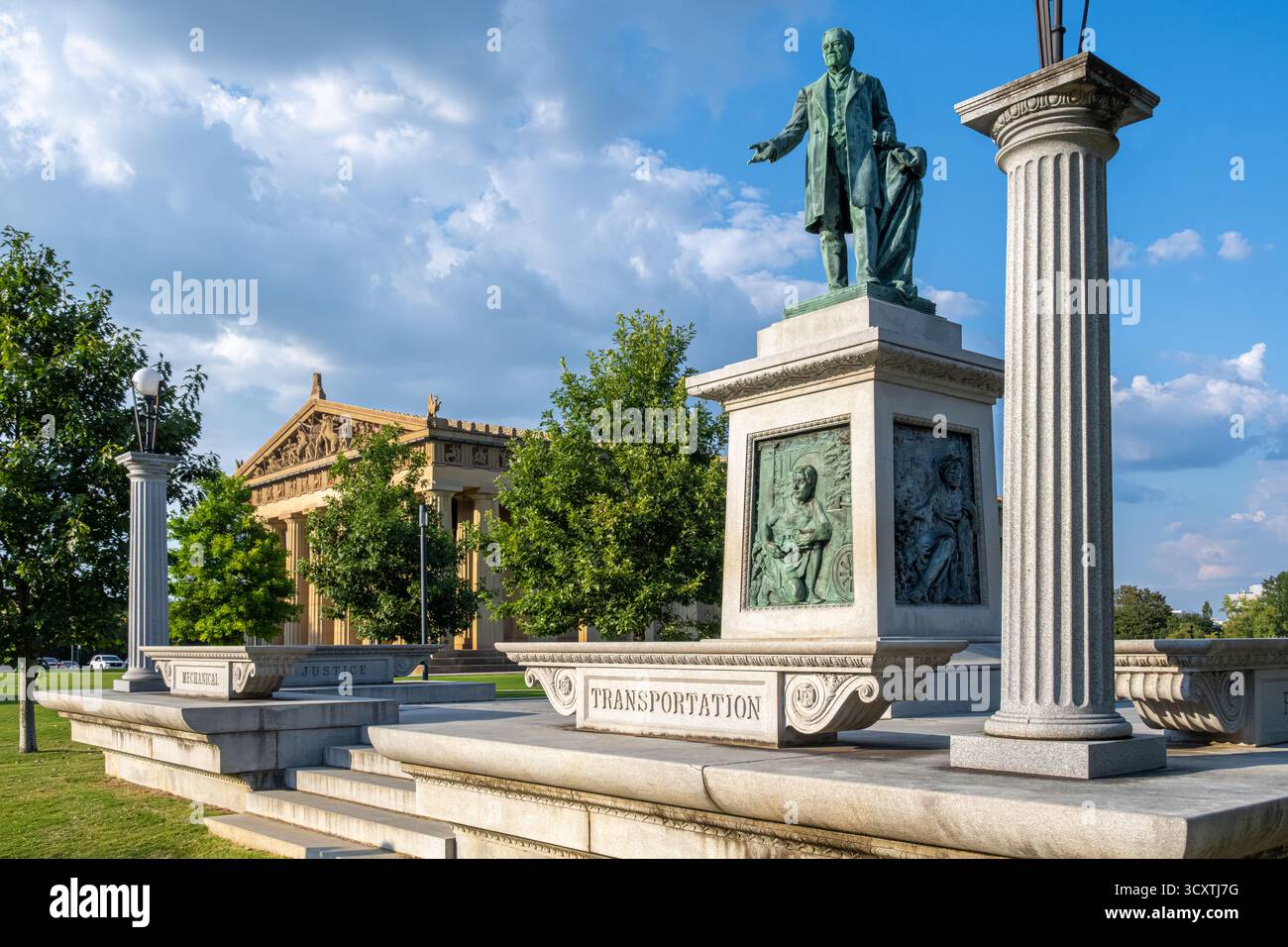John W. Thomas Memorial et Nashville Parthenon au Centennial Park à Nashville, Tennessee. (ÉTATS-UNIS) Banque D'Images