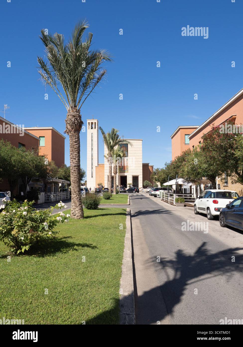 Le style architectural rationaliste de la ville de Sabaudia dans le Latium, Italie Banque D'Images