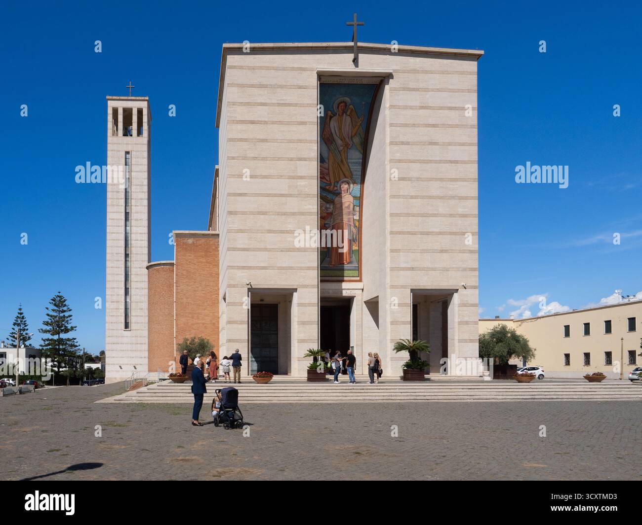 Chiesa della Santissima Annunziata, église dans le style architectural rationaliste de la ville de Sabaudia dans le Latium, Italie Banque D'Images