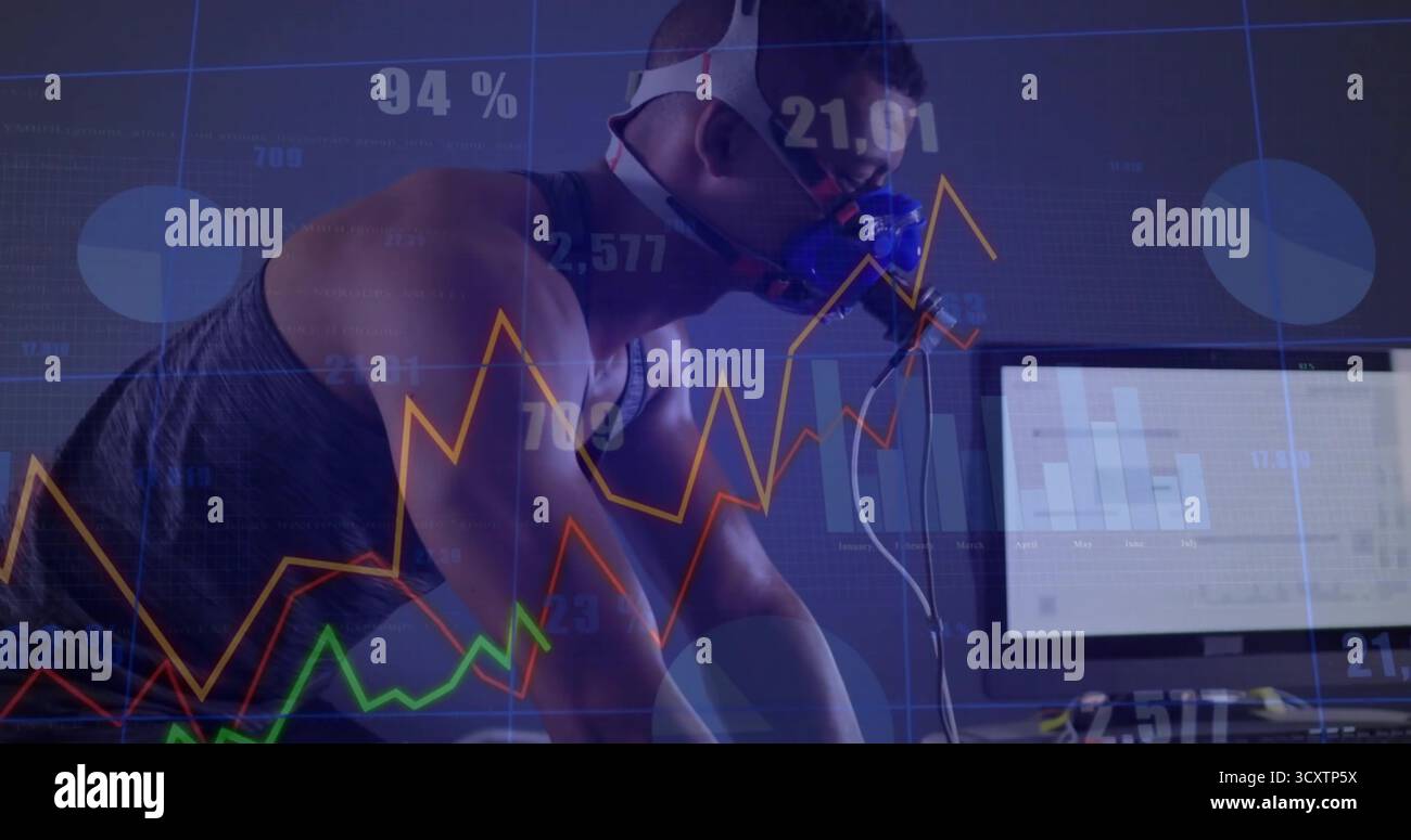 Pédaler mâle portant un masque d'analyse de gaz sur vélo stationnaire dans le laboratoire de science, avec des graphiques informatiques Banque D'Images