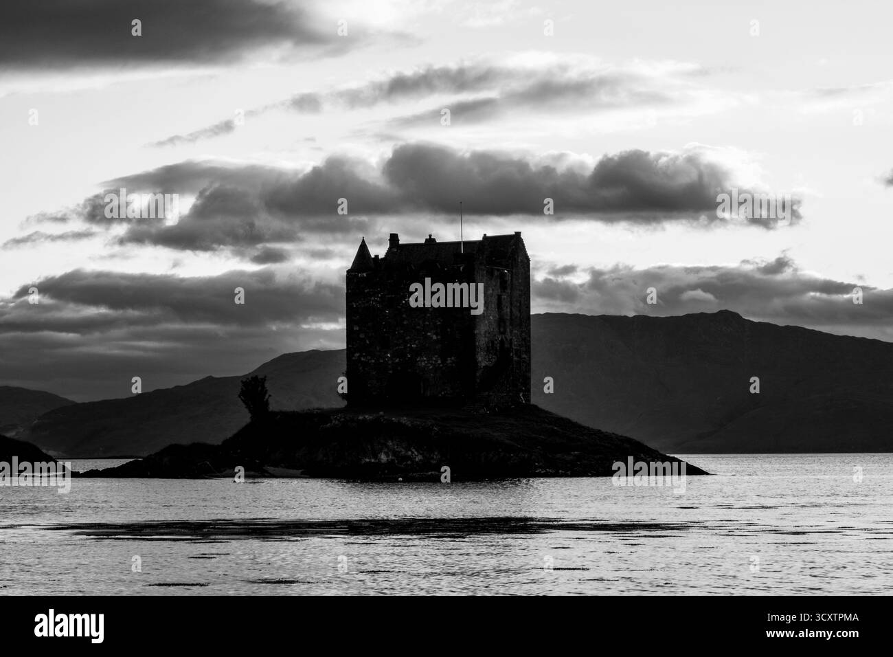 Château Stalker sur le Loch Laich en noir et blanc Banque D'Images