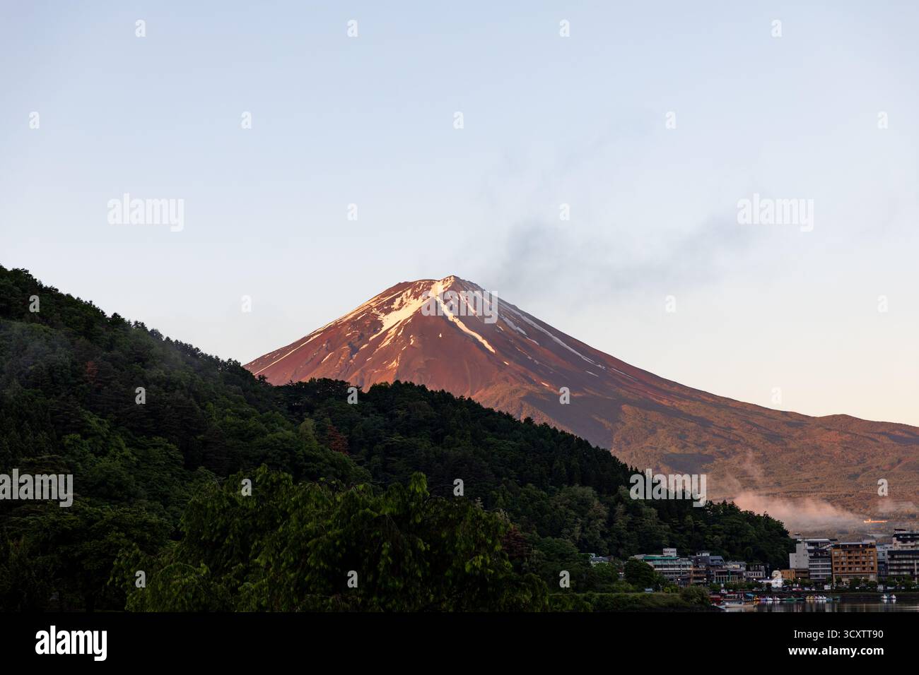 Lac Kawaguchi, Kawaguchiko, Japon - juin, mercredi 4th 2025 : vue du Mont Fuji au lever du soleil depuis le lac Kawaguchi. Banque D'Images