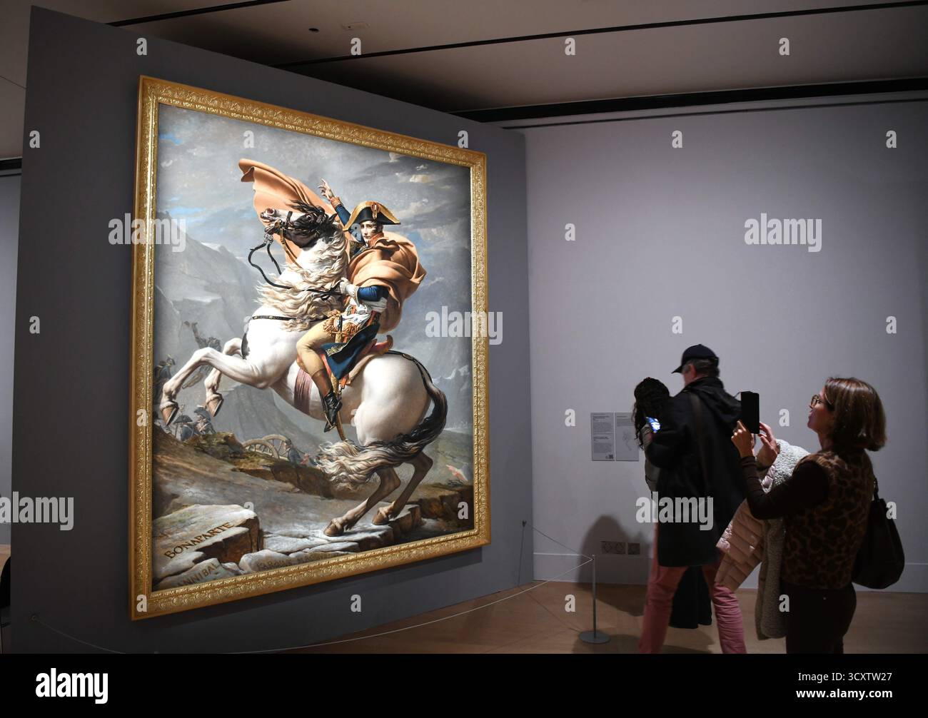 Paris, France.15 octobre 2025. Les visiteurs peuvent admirer le « Napoléon traversant les Alpes » lors de l'exposition exceptionnelle au Musée du Louvre le 15 octobre 2025 à Paris, France. Pour marquer le 200e anniversaire de la mort de Jacques-Louis David, le musée du Louvre organise une exposition exceptionnelle, Jacques-Louis David, du 15 octobre 2025 au 26 janvier 2026. Crédit : Li Yang/China News Service/Alamy Live News Banque D'Images
