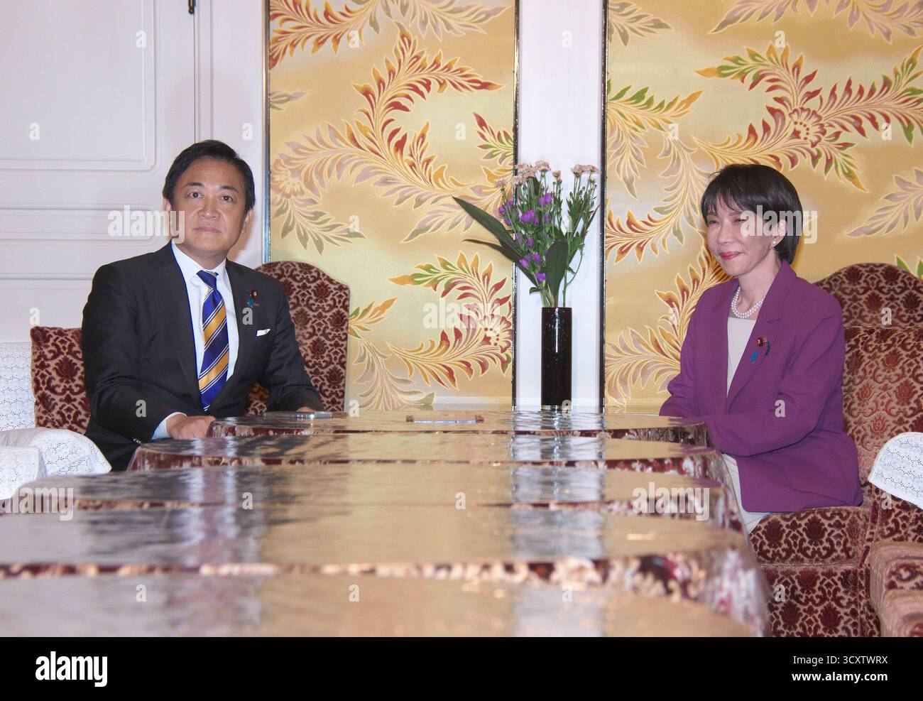 Le président du Parti libéral-démocrate (PLD) Sanae Takaichi tient une réunion avec le chef du Parti démocrate pour le peuple Yuichiro Tamaki à la Diète nationale à Tokyo, au Japon, le 15 octobre 2025. Banque D'Images