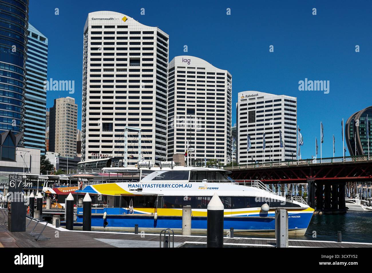 Manly Fast Ferry a accosté devant le siège social de la Commonwealth Bank, les bureaux d'IAG et de Rabobank, Darling Harbour, Sydney, Nouvelle-Galles du Sud, Australie Banque D'Images