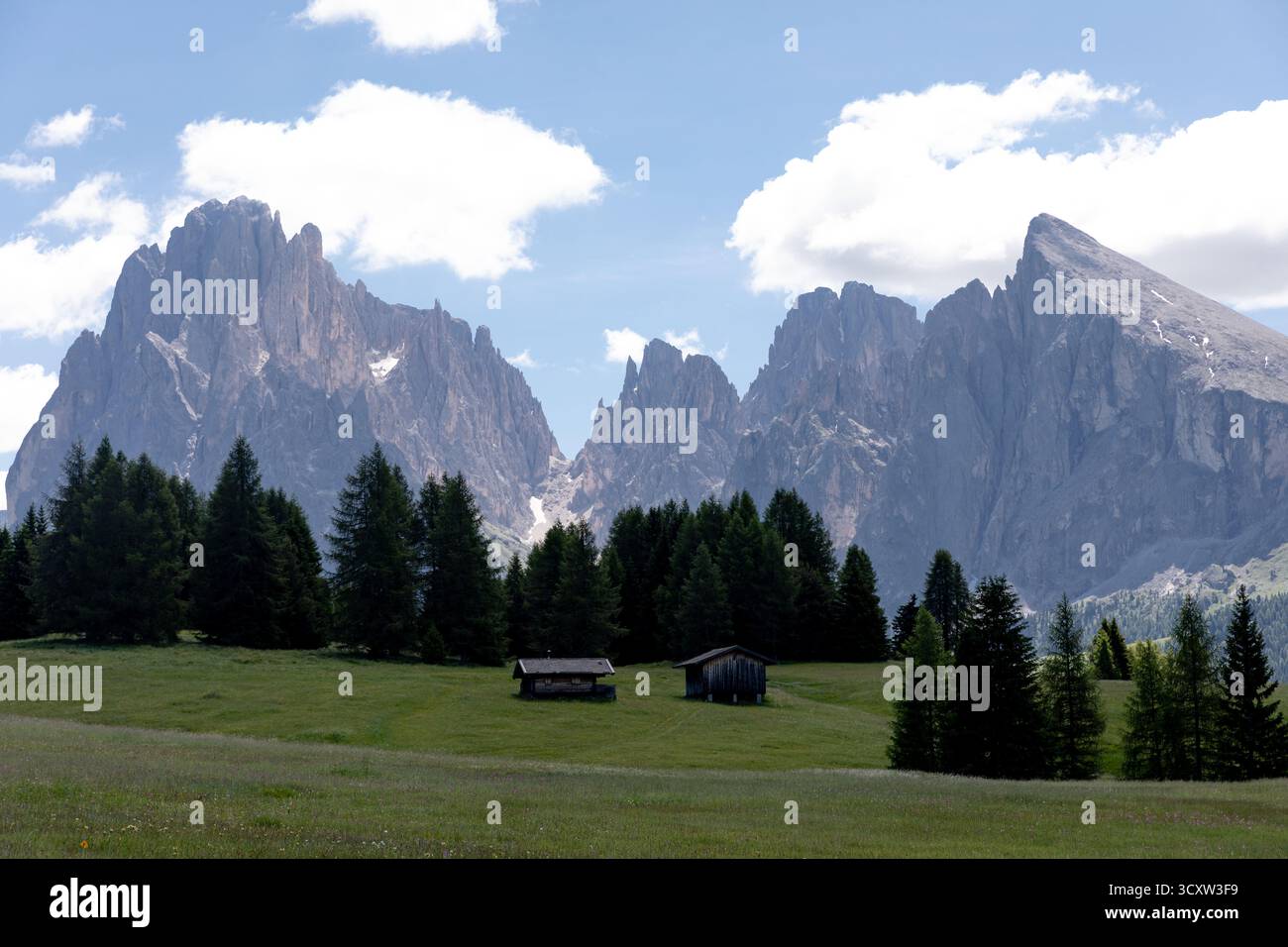 Vue panoramique de la destination touristique populaire Ortisei, Dolomiti Banque D'Images