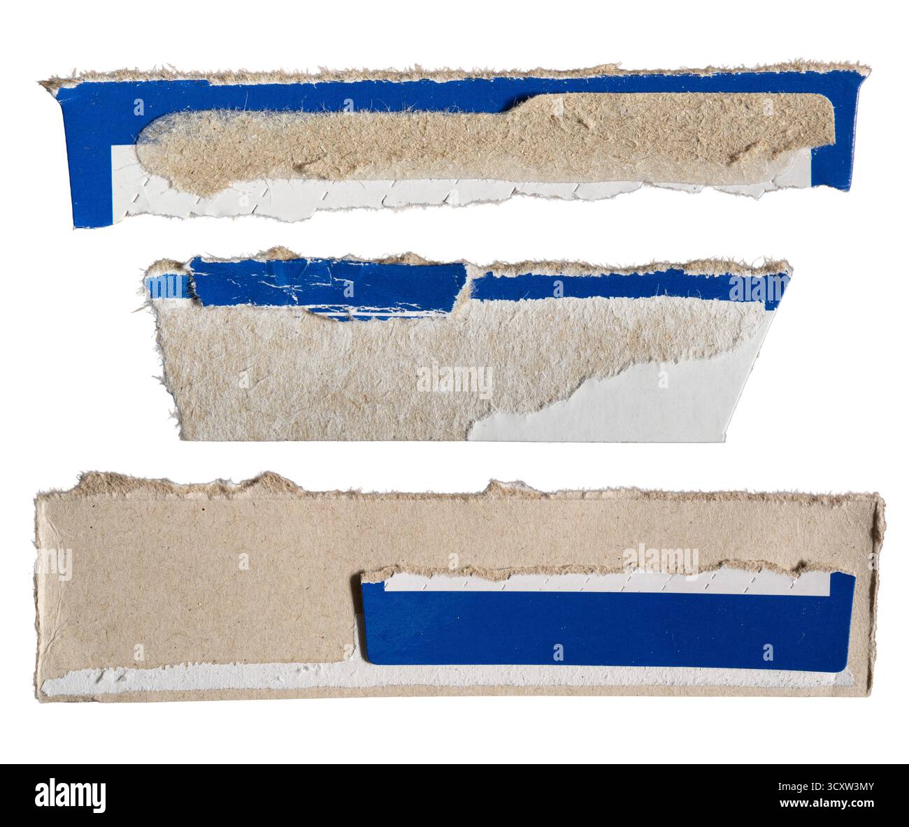 Morceaux d'emballage de boîte de papier déchiré avec un design graphique bleu et blanc isolé sur fond blanc avec chemin de découpage Banque D'Images