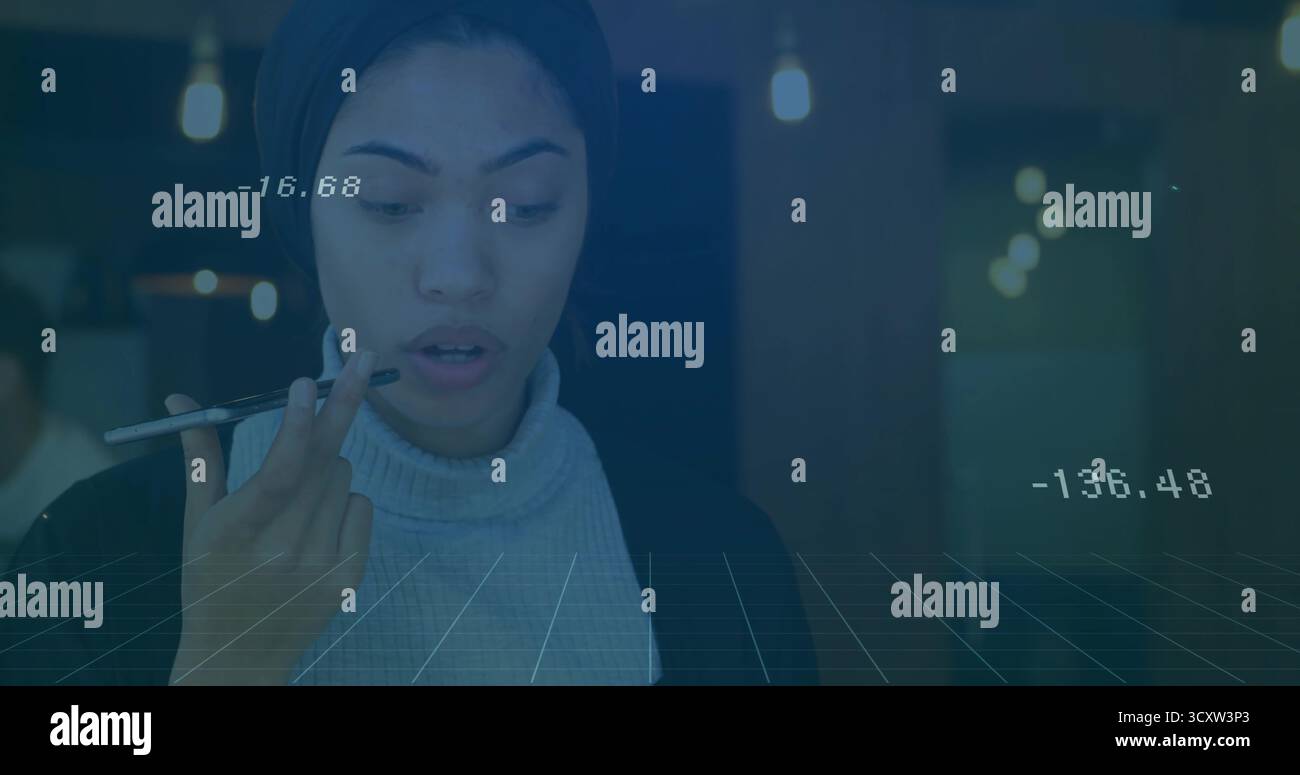 Émission de commande vocale à l'aide d'un smartphone, femme debout dans un bureau moderne avec des données flottantes et une grille Banque D'Images