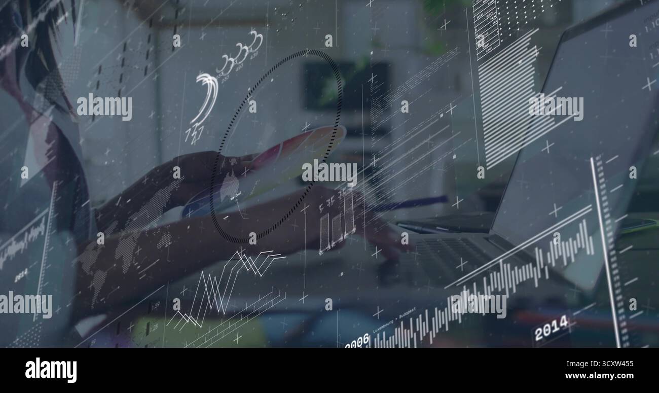 Dactylographie avant-bras et main femme interagissant avec l'ordinateur portable dans l'espace de travail de bureau, avec des graphiques numériques Banque D'Images