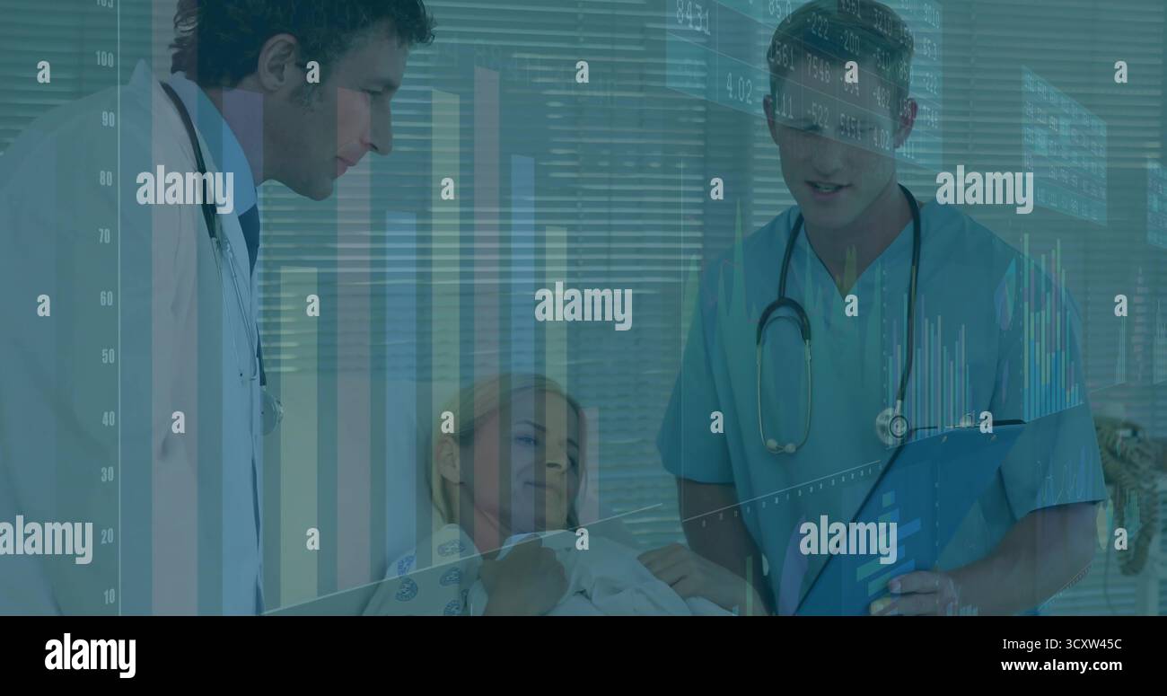 Mère berçant le nouveau-né sur le lit de maternité, avec médecin et infirmière examinant les dossiers numériques Banque D'Images