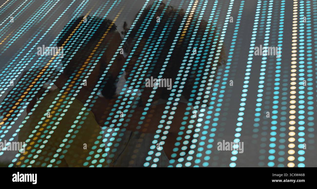 Collègues femmes et hommes examinant l'exposition d'art dans le hall de la galerie, avec panneau de points turquoise Banque D'Images