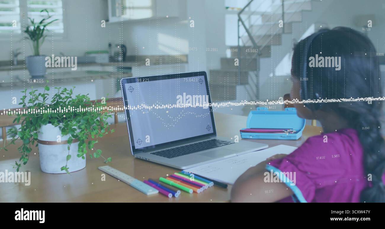 Étudiant enfant portant le dessus magenta travaillant sur ordinateur portable à la salle à manger à la maison avec des crayons, espace de copie Banque D'Images