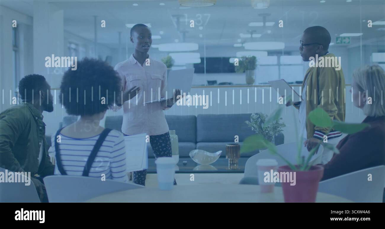 Collaboration de cinq collègues discutant du projet dans le salon de bureau, avec des tasses à café d'ordinateur portable de tablettes Banque D'Images