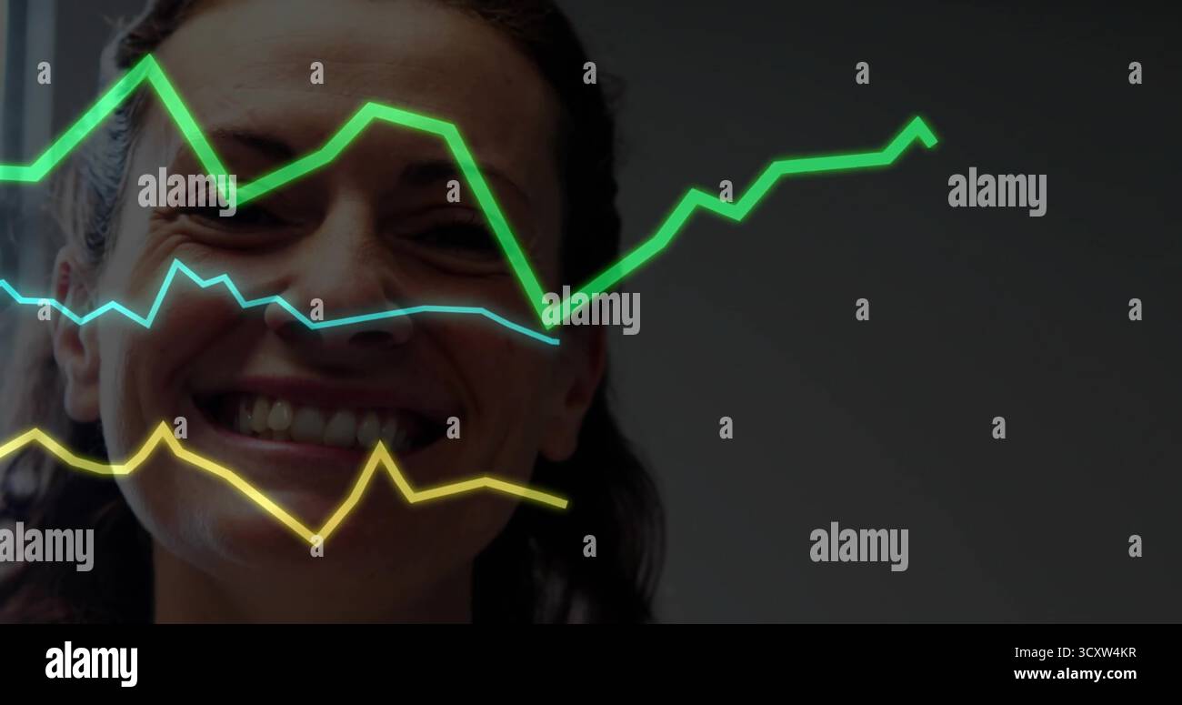 Affichant femme portant un haut sombre souriant à gauche dans le bureau, avec des lignes de tendance vertes, bleues, jaunes Banque D'Images