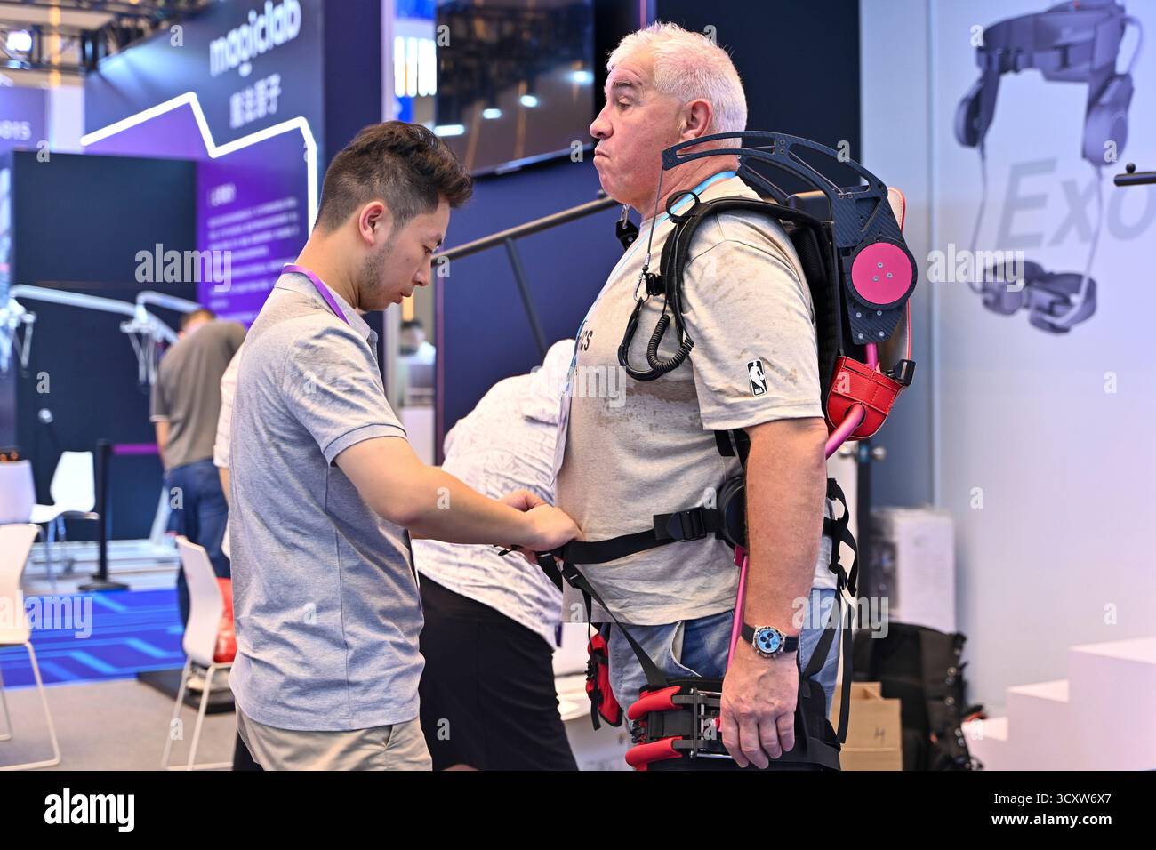 Un acheteur fait l'expérience d'un appareil d'assistance à l'exosquelette. Guangzhou, China.15th octobre 2025. La 138ème Foire d'importation et d'exportation de Chine (Foire de Canton) commence le 15 octobre 2025 à Guangzhou, capitale de la province du Guangdong, dans le sud de la Chine. La première phase de l’événement, mettant en vedette la « fabrication avancée », a mis en place un espace d’exposition spécial pour les robots de service, en se concentrant sur l’avant-garde des robots de service et présentant les dernières réalisations de développement des robots de service chinois. Crédit : Chen Jimin/China News Service/Alamy Live News Banque D'Images