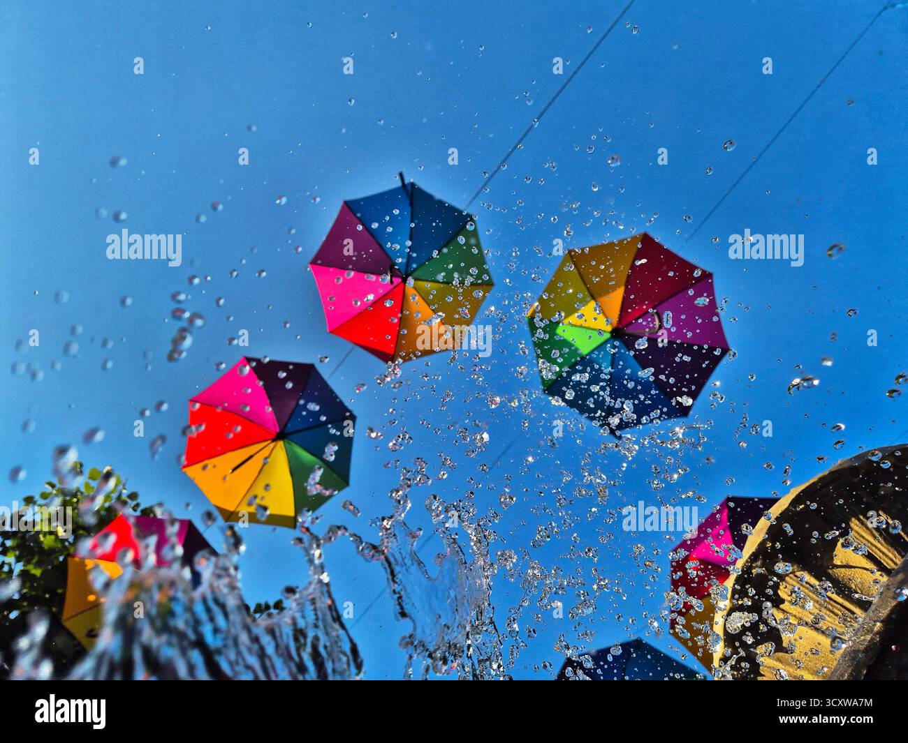 Parapluies colorés. Décoration de rue - Image de stock capturée avec un smartphone