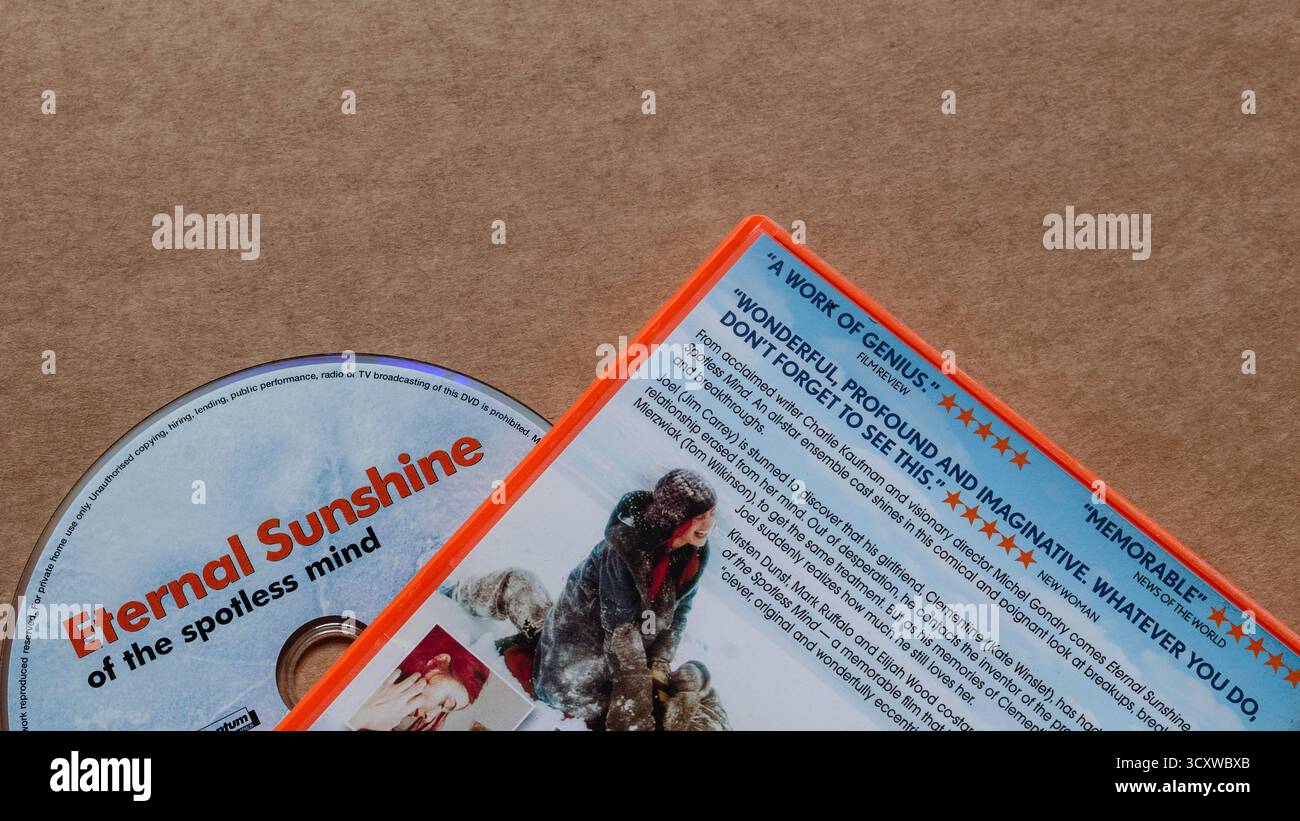 DVD « Eternal Sunshine of the Spotless Mind » avec couverture arrière, description du film et extraits de critiques, isolé sur fond blanc clair Banque D'Images