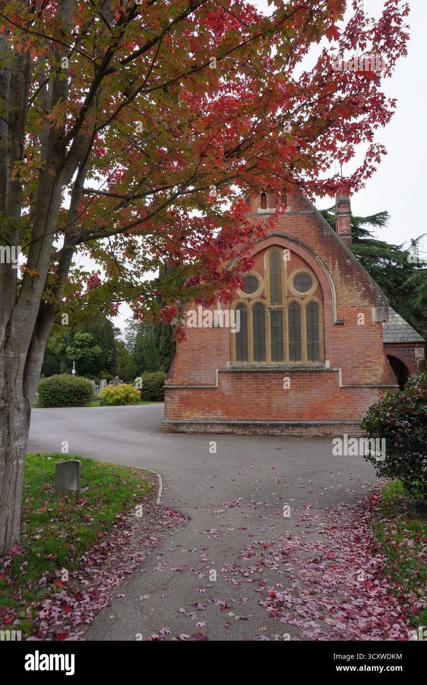 petite chapelle et arbres d'automne environnants avec des feuilles rouges. Banque D'Images