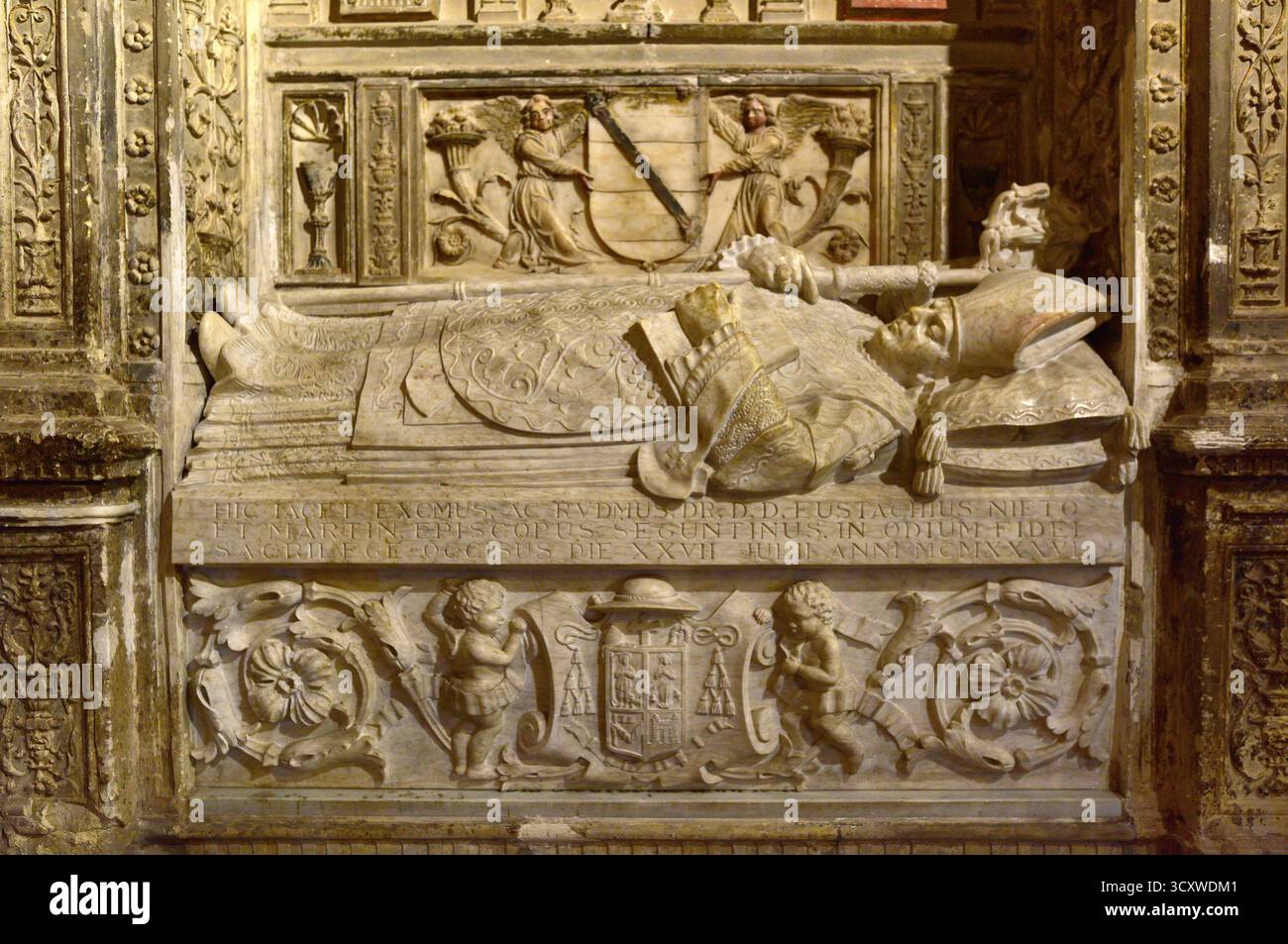 Ville de Sigüenza, cathédrale Santa María (roman, gothique et Renaissance, XIIe siècle et plus tard). Sépulcre d'Eustaquio Nieto y Martín évêque (plate Banque D'Images