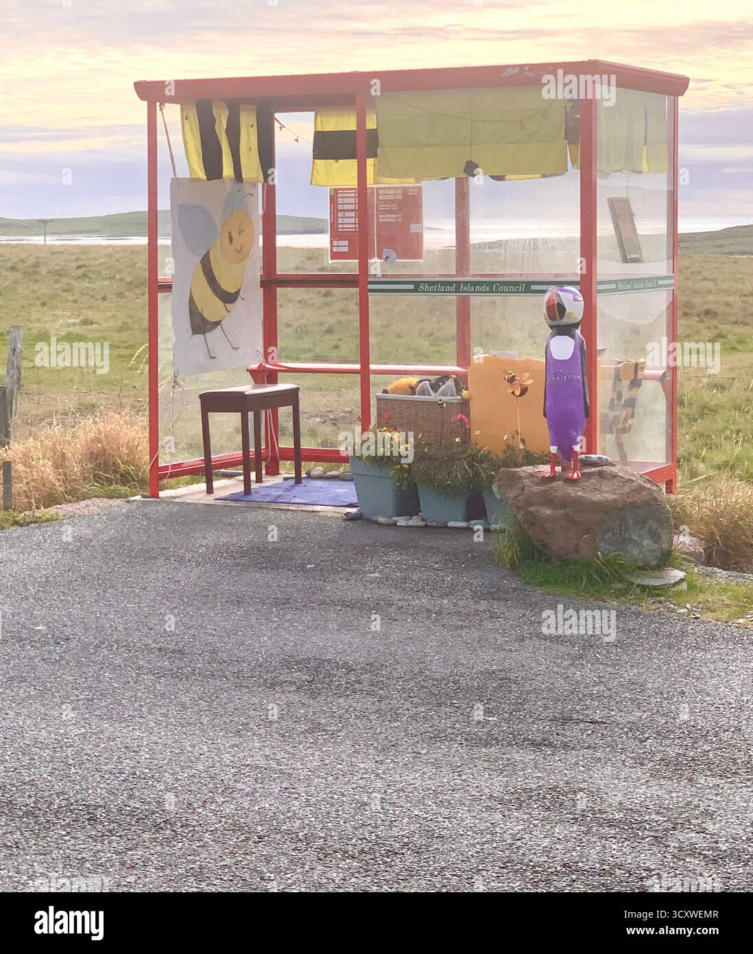 Littlehamer îles Shetland signe de poste Heather flèche pointue pompe à essence ancien style arrêt de bus Bee peint siège sièges en verre voitures météo nuages - Image de stock capturée avec un smartphone