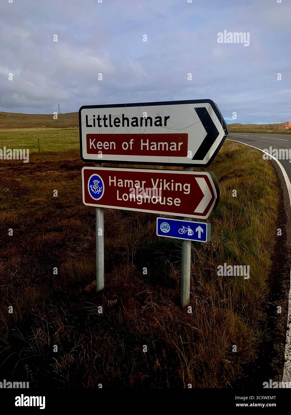 Littlehamer îles Shetland signe de poste Heather flèche pointue pompe à essence ancien style arrêt de bus Bee peint siège sièges en verre voitures météo nuages - Image de stock capturée avec un smartphone