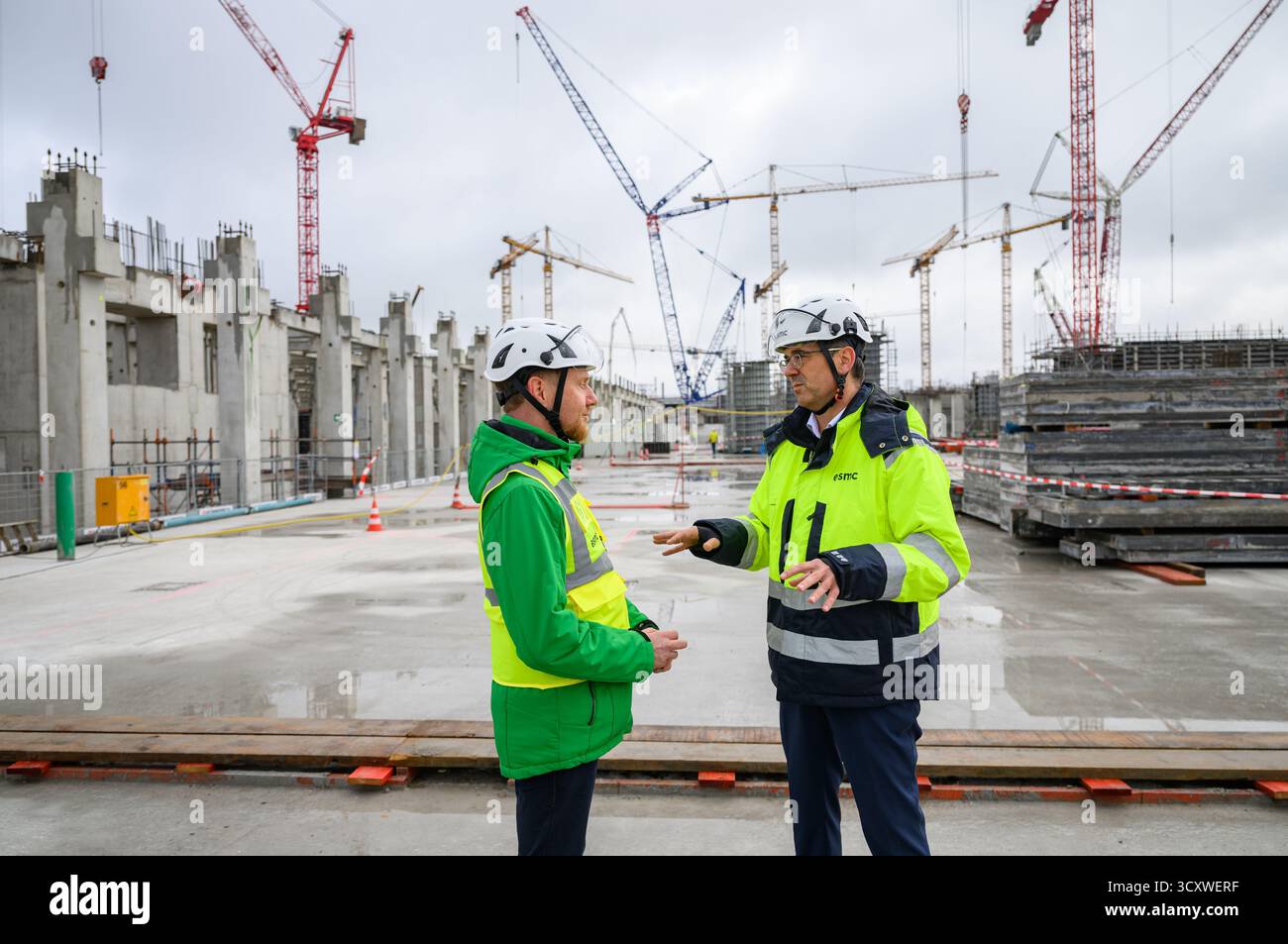 Dresde, Allemagne. 16 octobre 2025. Michael Kretschmer (à gauche, CDU), ministre-président de Saxe, s'entretient avec Christian Koitzsch, président de ESMC en Allemagne, lors de sa visite sur le chantier de construction de la future usine ESMC. L’investissement d’une dizaine de milliards d’euros est un projet commun entre le géant taïwanais TSMC et Bosch, Infineon et NXP Semiconductor. TSMC détiendra 70 % de la société, les autres partenaires 10 % chacun. Crédit : Robert Michael/dpa/Alamy Live News Banque D'Images