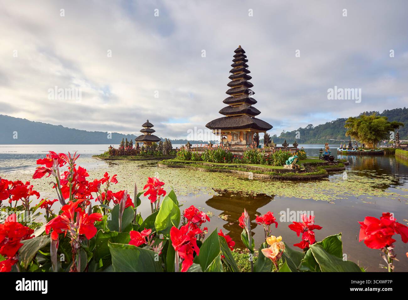 Vue panoramique de Pura Ulun Danu Beratan, ou Pura Bratan, un temple hindou shaivite majeur sur la rive du lac Beratan à Bedugul, Tabanan, Bali, Indonésie Banque D'Images