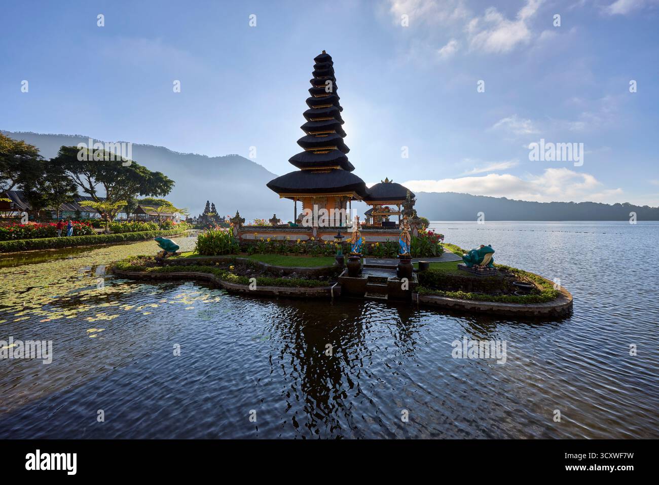 Vue panoramique de Pura Ulun Danu Beratan, ou Pura Bratan, un temple hindou shaivite majeur sur la rive du lac Beratan à Bedugul, Tabanan, Bali, Indonésie Banque D'Images