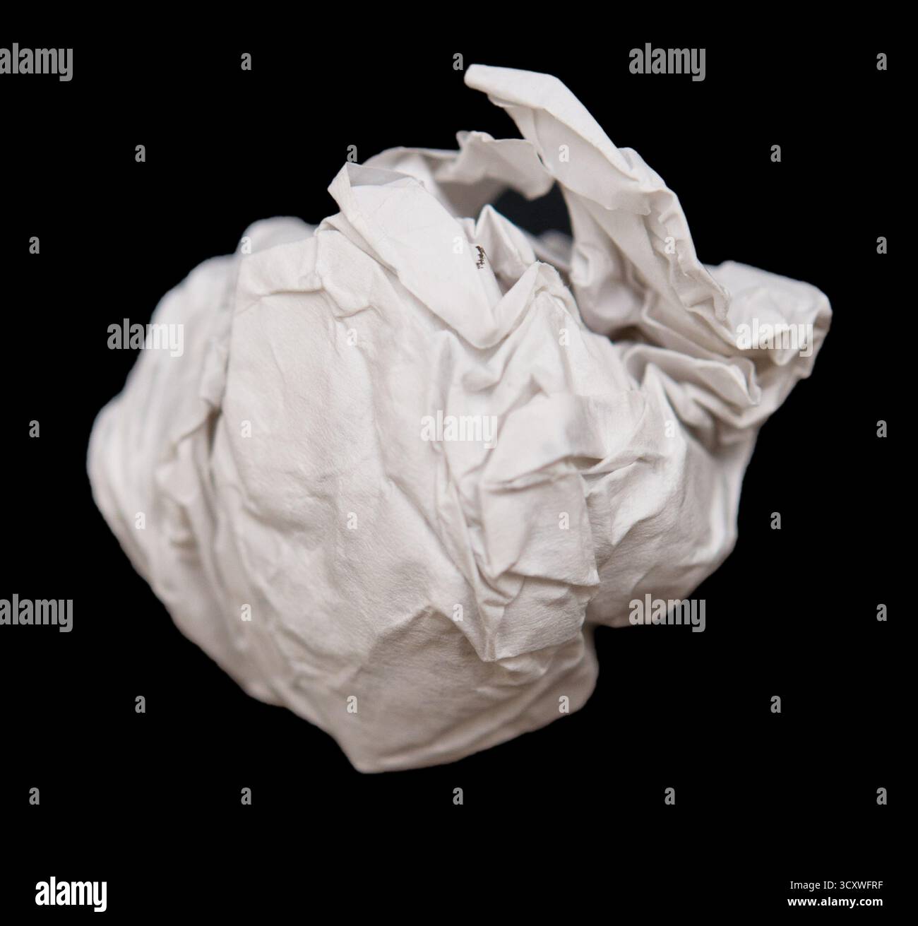 Papier froissé sur fond noir Banque D'Images