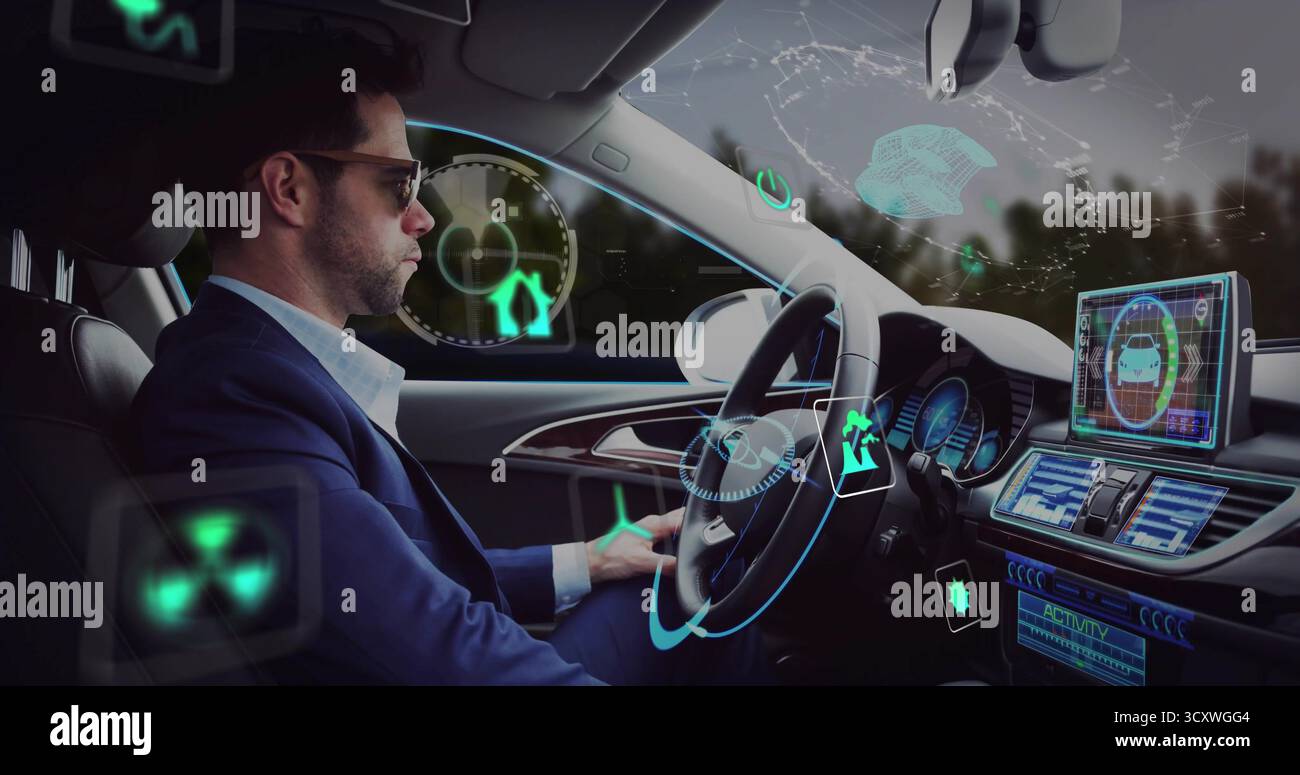 Homme de conduite portant veste de costume et chemise dans la voiture, avec volant et interface holographique Banque D'Images