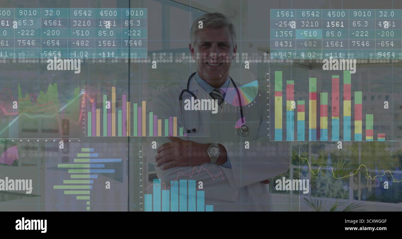 Médecin masculin senior debout présentant des graphiques à l'intérieur du cabinet médical avec stéthoscope et montre-bracelet Banque D'Images