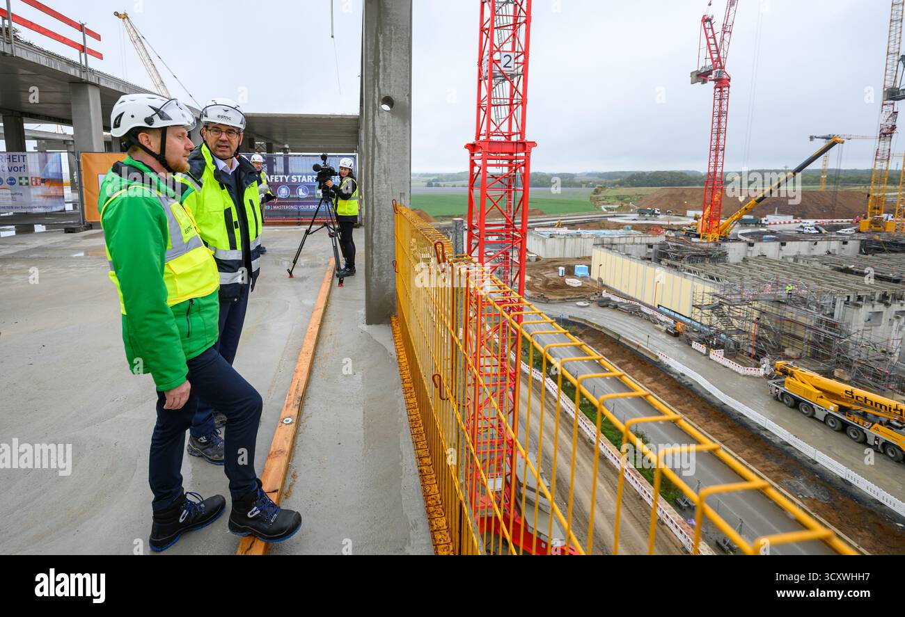 Dresde, Allemagne. 16 octobre 2025. Michael Kretschmer (CDU, à gauche), ministre-président de Saxe, s’entretient avec Christian Koitzsch, président de ESMC en Allemagne, lors de sa visite sur le chantier de construction de la future usine ESMC. L’investissement d’une dizaine de milliards d’euros est un projet commun entre le géant taïwanais TSMC et Bosch, Infineon et NXP Semiconductor. TSMC détiendra 70 % de la société, les autres partenaires 10 % chacun. Crédit : Robert Michael/dpa/Alamy Live News Banque D'Images