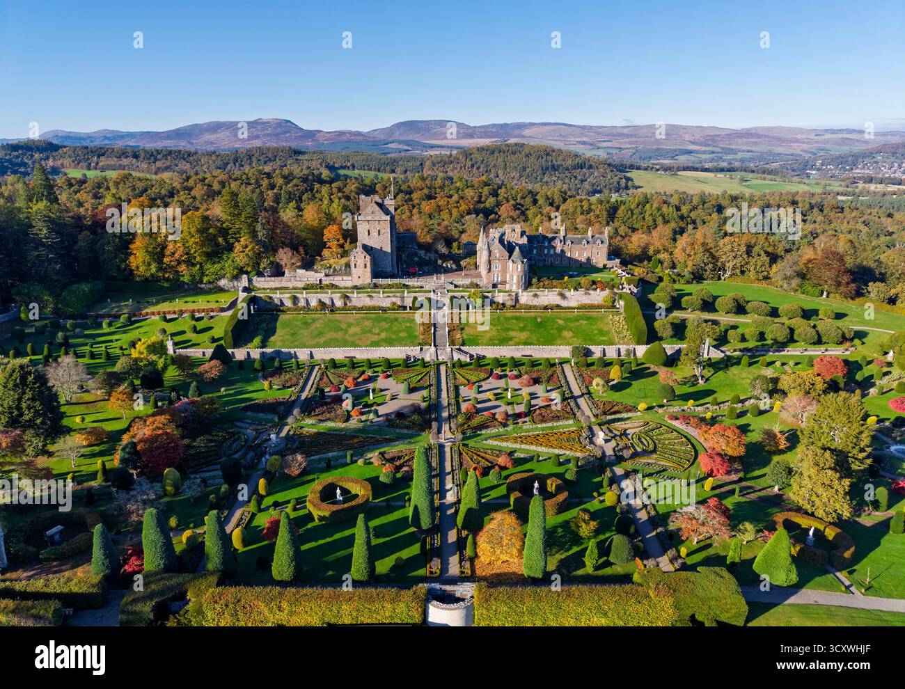 Vue aérienne depuis le drone des jardins du château de Drummond aux couleurs d'automne, Crieff, Perthshire, Écosse, Royaume-Uni Banque D'Images