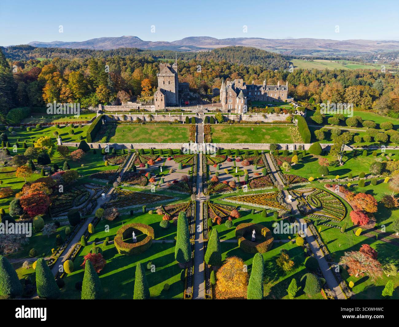 Vue aérienne depuis le drone des jardins du château de Drummond aux couleurs d'automne, Crieff, Perthshire, Écosse, Royaume-Uni Banque D'Images