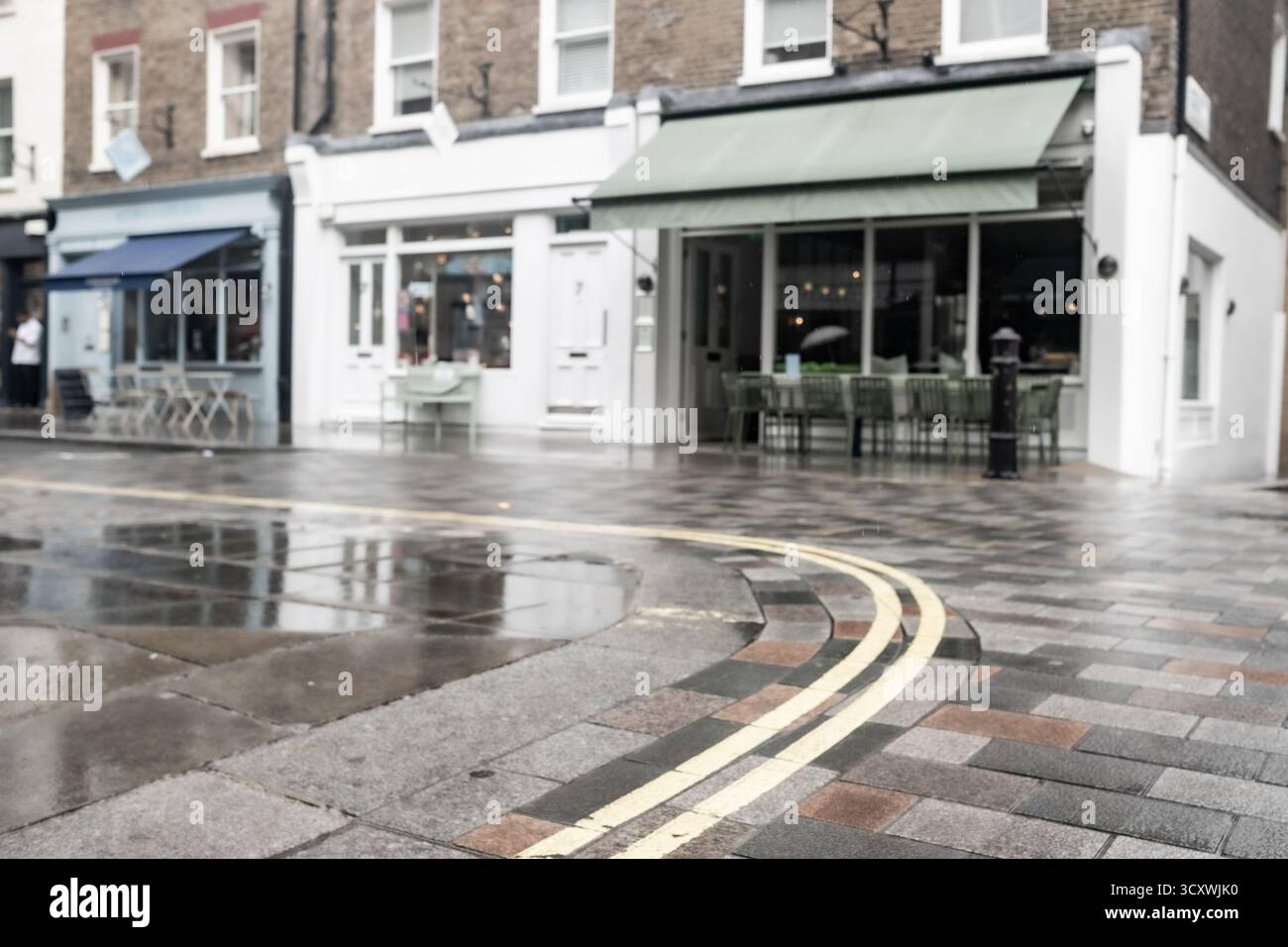 Petits magasins de détail du centre de Londres sans logos, appropriés comme image de fond Banque D'Images