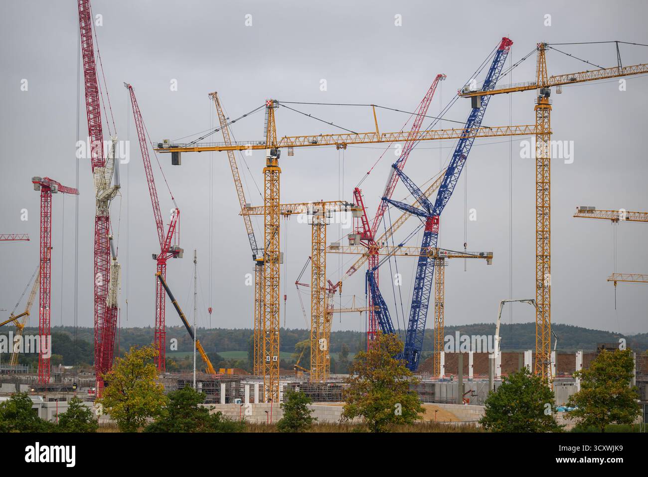 Dresde, Allemagne. 16 octobre 2025. Les grues de construction se trouvent sur le chantier de la future usine de puces du groupe de semi-conducteurs ESMC (European Semiconductor Manufacturing Company). L’investissement d’une dizaine de milliards d’euros est un projet commun entre le géant taïwanais TSMC et Bosch, Infineon et NXP Semiconductor. TSMC détiendra 70 % de la société, les autres associés détenant chacun 10 %. Crédit : Robert Michael/dpa/Alamy Live News Banque D'Images