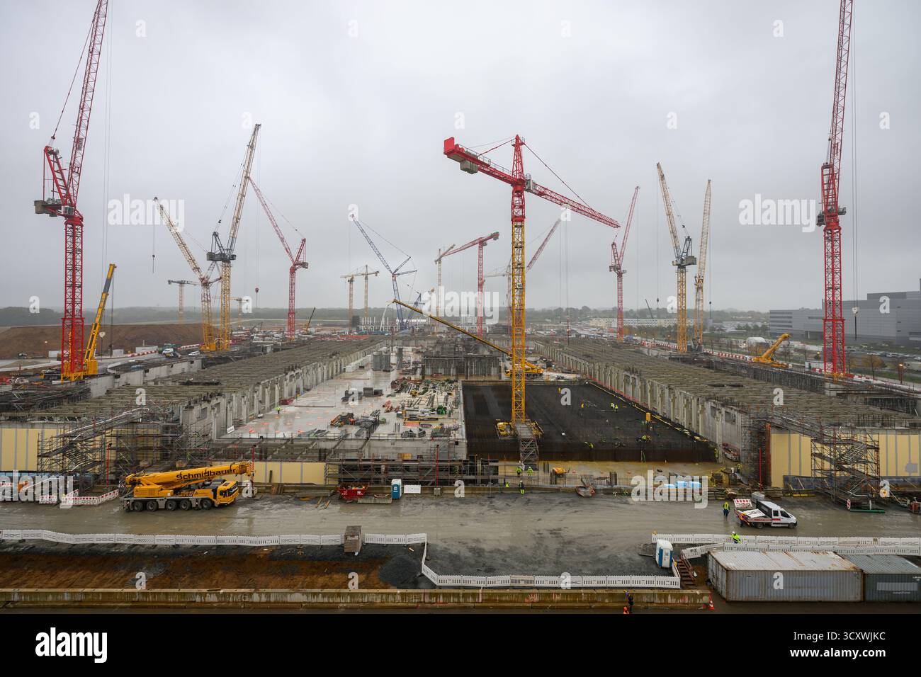 Dresde, Allemagne. 16 octobre 2025. Les grues de construction se trouvent sur le chantier de la future usine de puces du groupe de semi-conducteurs ESMC (European Semiconductor Manufacturing Company). L’investissement d’une dizaine de milliards d’euros est un projet commun entre le géant taïwanais TSMC et Bosch, Infineon et NXP Semiconductor. TSMC détiendra 70 % de la société, les autres associés détenant chacun 10 %. Crédit : Robert Michael/dpa/Alamy Live News Banque D'Images