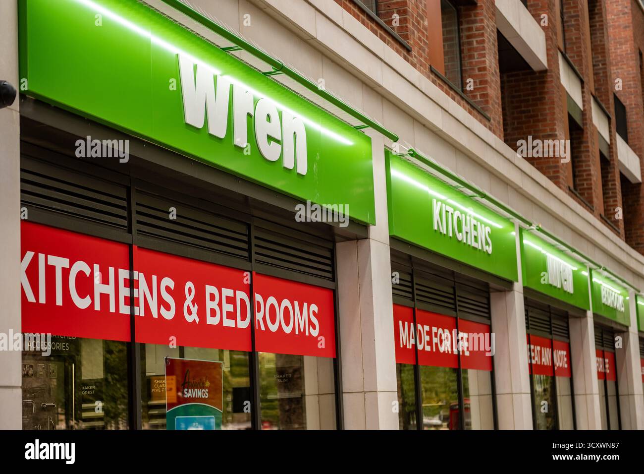 LONDRES - 26 SEPTEMBRE 2025 : Wren Kitchens, une cuisine et une salle d'exposition de chambre sur Chiswick High Road Banque D'Images