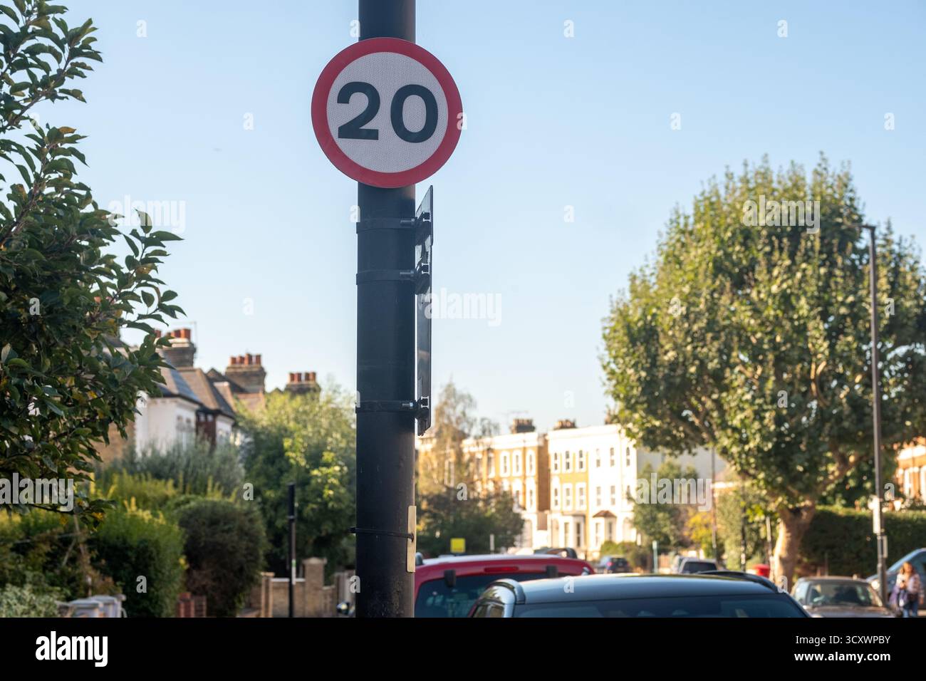LONDRES - 30 SEPTEMBRE 2025 : panneau routier circulaire de 20MPH à Clapham, au sud-ouest de londres Banque D'Images