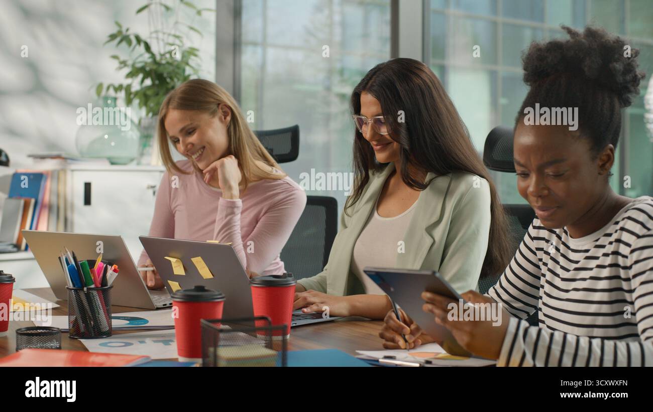 Trois femmes d'affaires informelles multiraciales travaillant dans le bureau occasionnel diversité femmes d'affaires travaillent avec des ordinateurs portables collaboration de partenariat informatique Banque D'Images