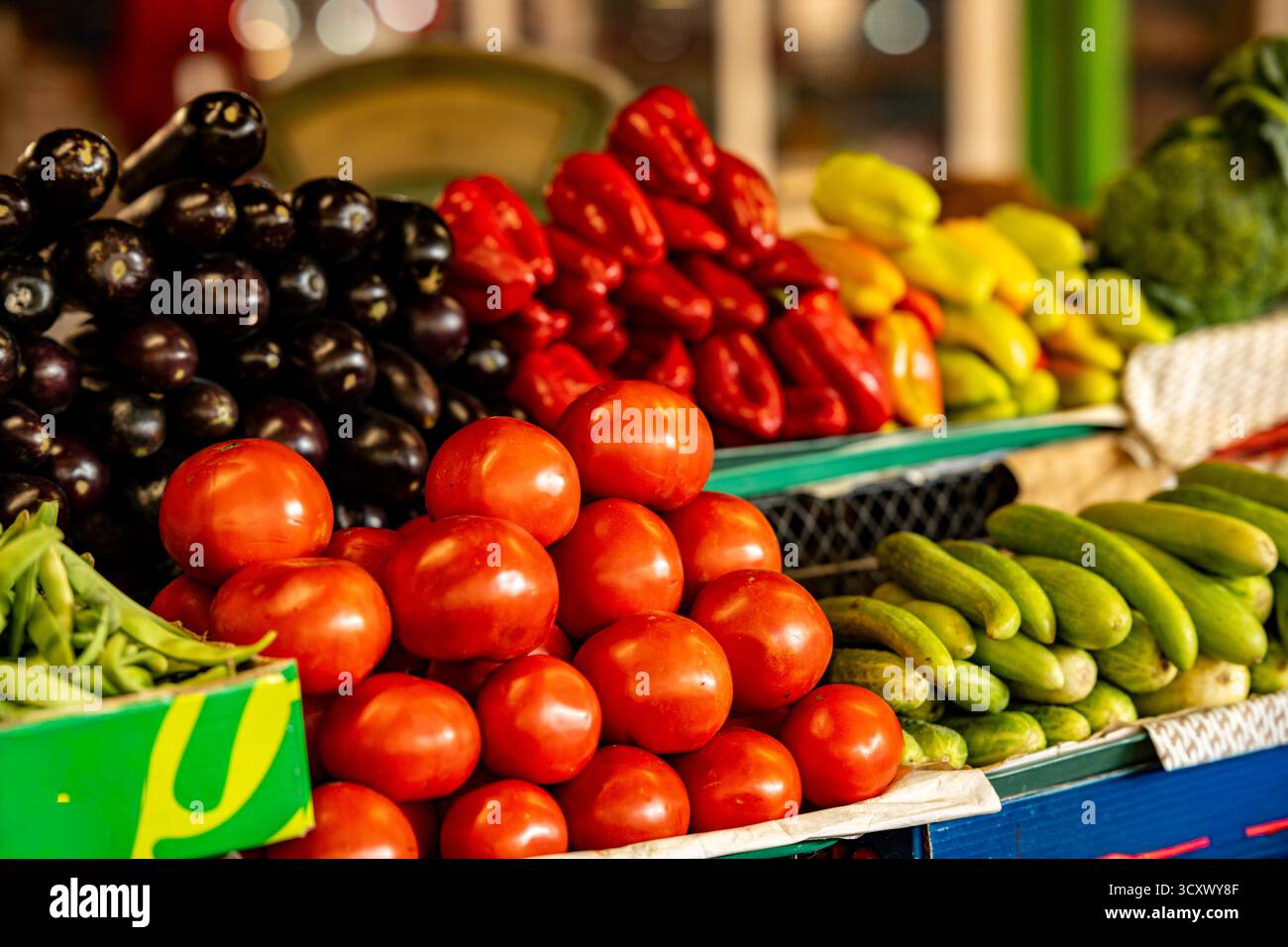 Légumes frais colorés exposés sur les étals du marché à Kutaisi Géorgie : tomates, poivrons, aubergines, oignons et concombres symbolisant la récolte locale Banque D'Images